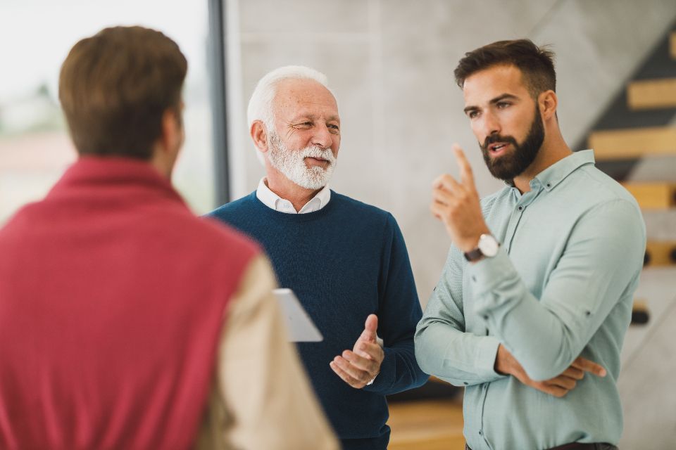 Profesionales conversando de pie en una oficina moderna
